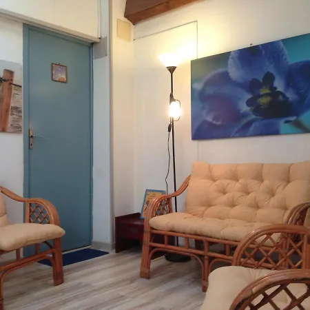 Guest house Logis Des Lauriers Roses