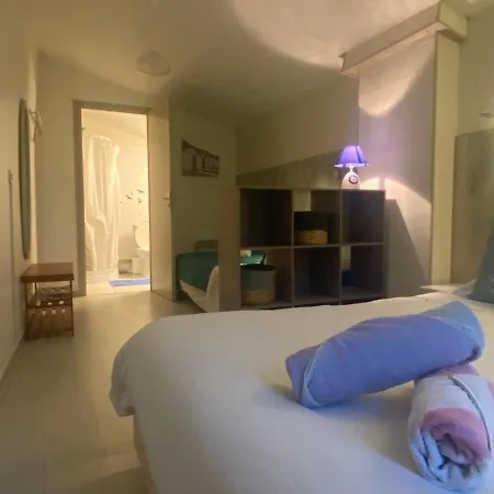 Logis Des Lauriers Roses Guest house